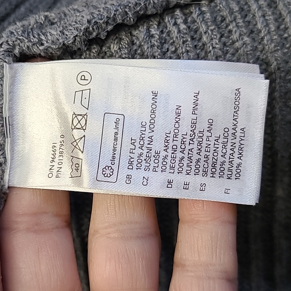 Basic H&M sweater - Picture 3 of 8